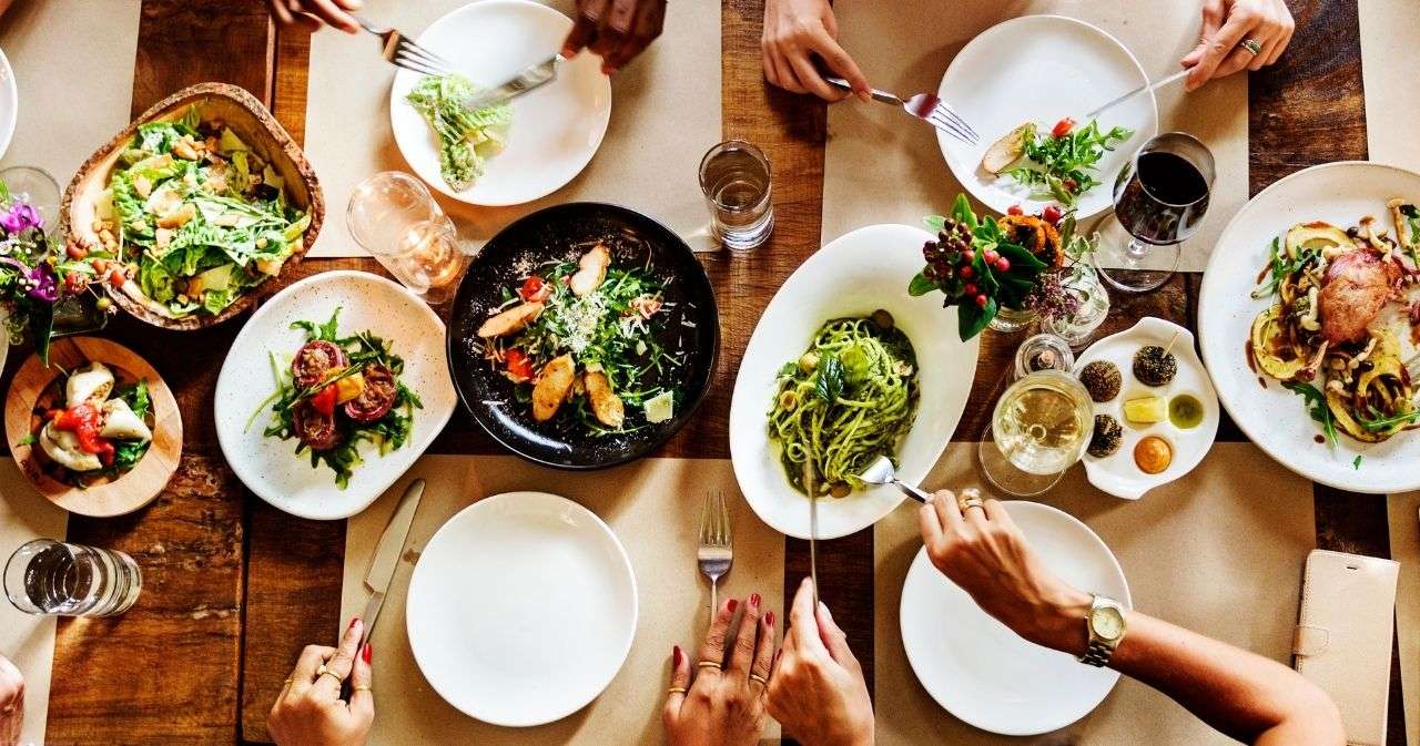 飲食店のホールスタッフとは|仕事内容や時給・雇用形態を解説